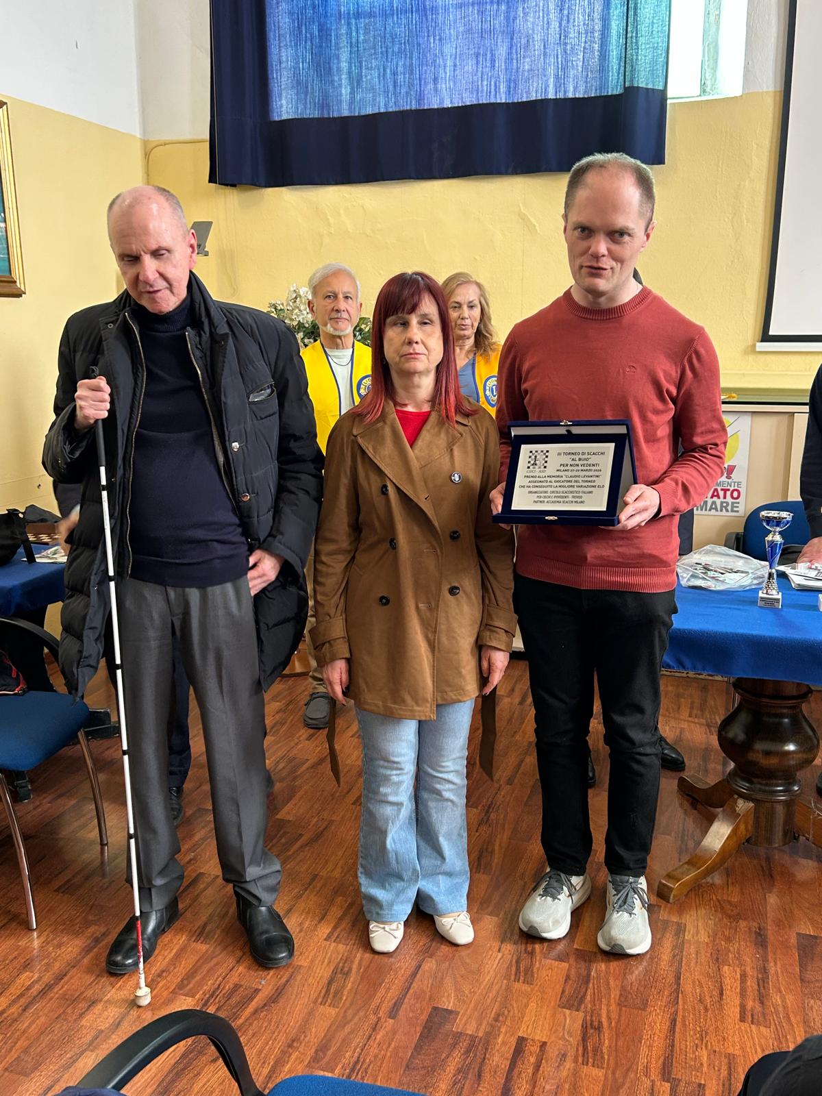 Il fratello di Claudio con lucia  e Simone con il premio dedicato al fratello