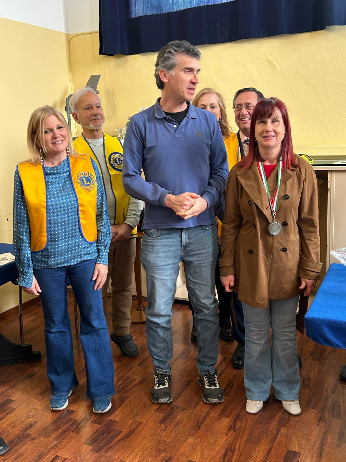 La premiazione di Paolo con i quattro volontari e Lucia Micocci